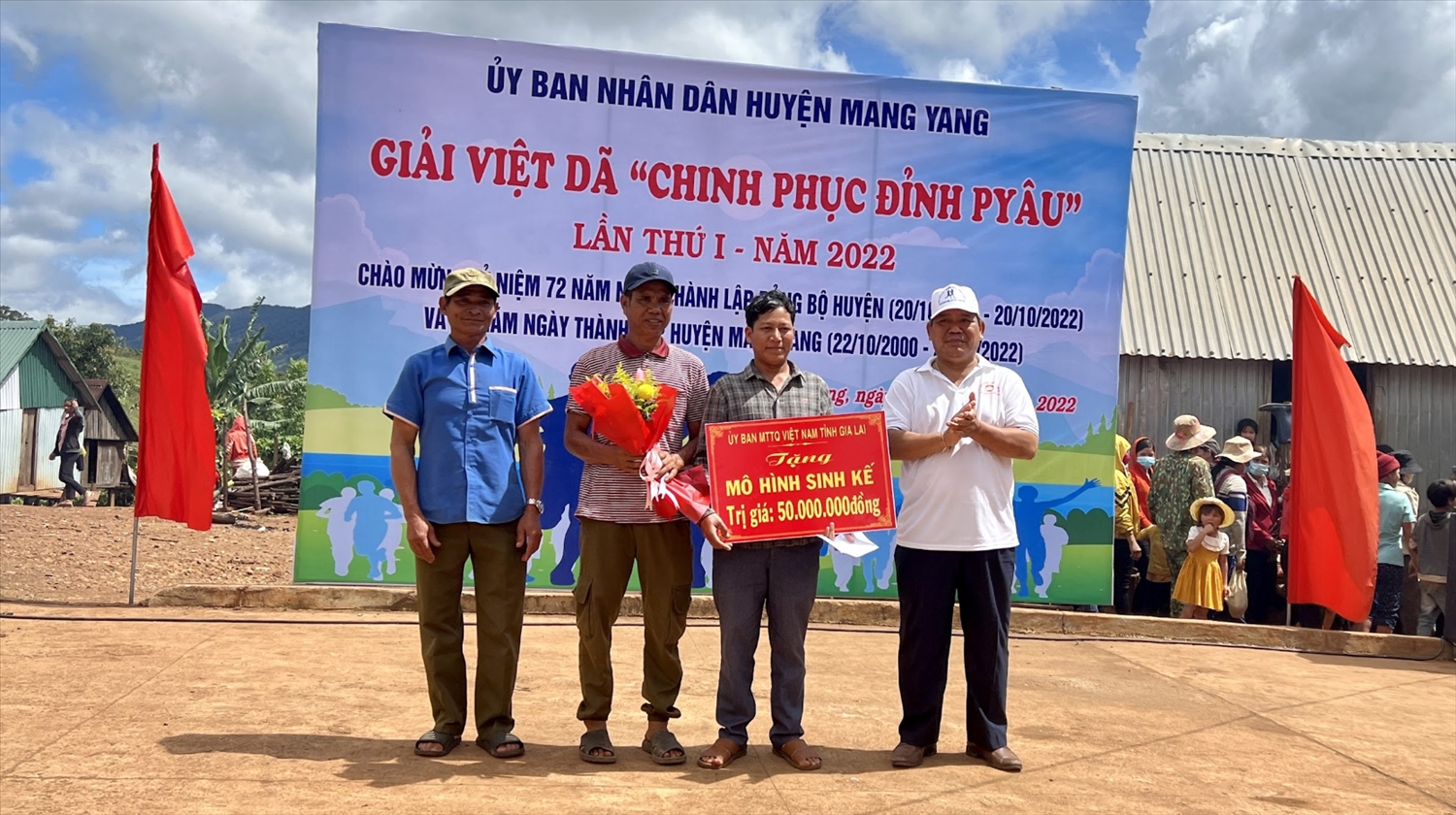 Thay mặt Ủy ban MTTQ Việt Nam tỉnh, đồng chí Hồ Văn Điềm đã trao mô hình sinh kế trị giá 50 triệu đồng cho Nhân dân làng Pờ Yầu 
