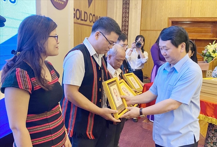 Bộ trưởng, Chủ nhiệm UBDT Hầu A Lềnh tặng ảnh Bác Hồ và quà cho Người có uy tín tiêu biểu tại buổi gặp mặt đại biểu tiêu biểu, Người có uy tín trong đồng bào DTTS các tỉnh Quảng Bình, Quảng Trị, Thừa Thiên Huế ngày 14/6/2022
