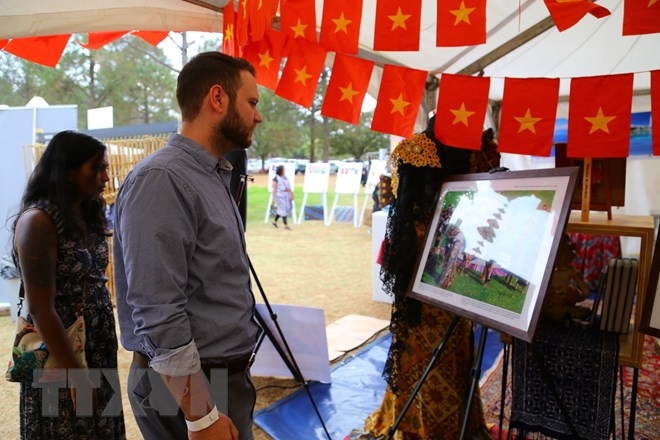 Du khách xem trưng bày giới thiệu cảnh đẹp Việt nam tại Hội chợ ngoại giao Nam Phi 2022 