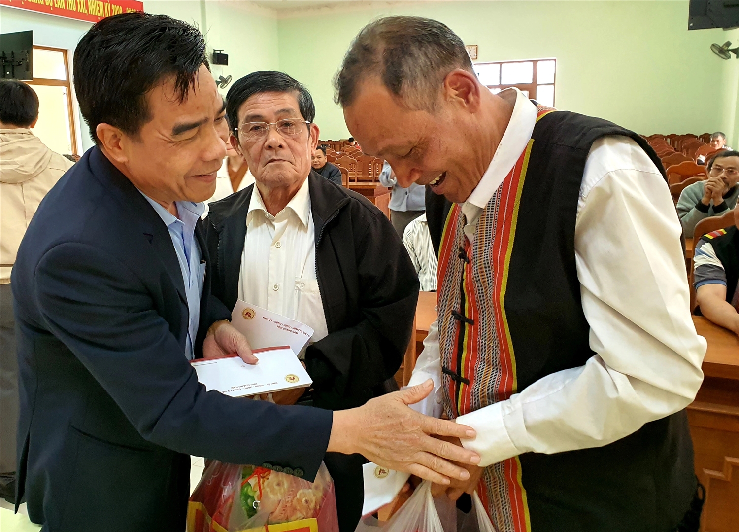 Ông Lê Văn Dũng, Phó Bí thư tỉnh Quảng Nam trao quà Tết đến Người có uy tín, già làng của huyện Phước Sơn