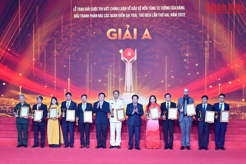 Đồng chí Nguyễn Xuân Thắng và đồng chí Nguyễn Trọng Nghĩa trao giải A cho các tác giả, nhóm tác giả 