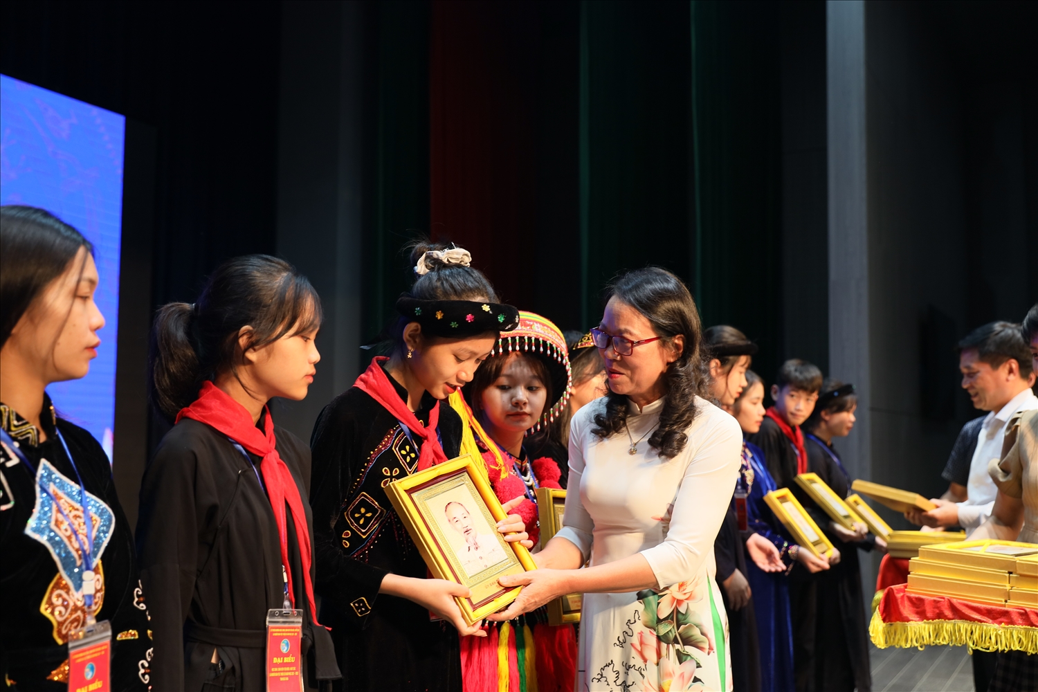 Thứ trưởng, Phó Chủ nhiệm Hoàng Thị Hạnh tặng quà cho các em học sinh, sinh viên tiêu biểu, xuất sắc tỉnh Bắc Kạn 