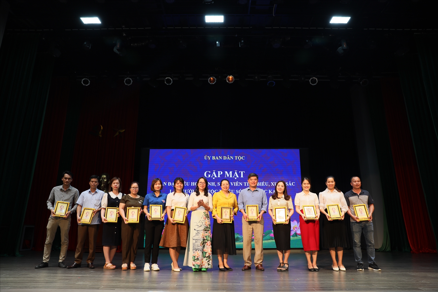 Thứ trưởng, Phó Chủ nhiệm UBDT Hoàng Thị Hạnh tặng quà cho đại biểu trong Đoàn tỉnh Bắc Kạn 