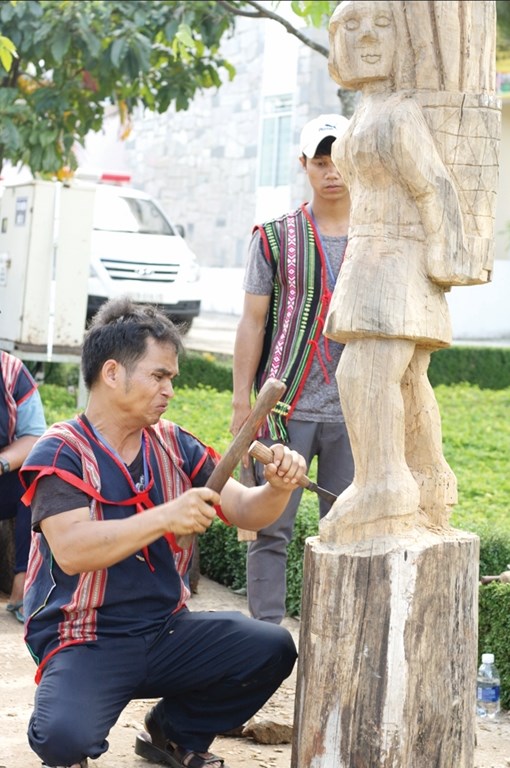 Nghệ nhân đẽo tượng gỗ tại Đắk Lắk