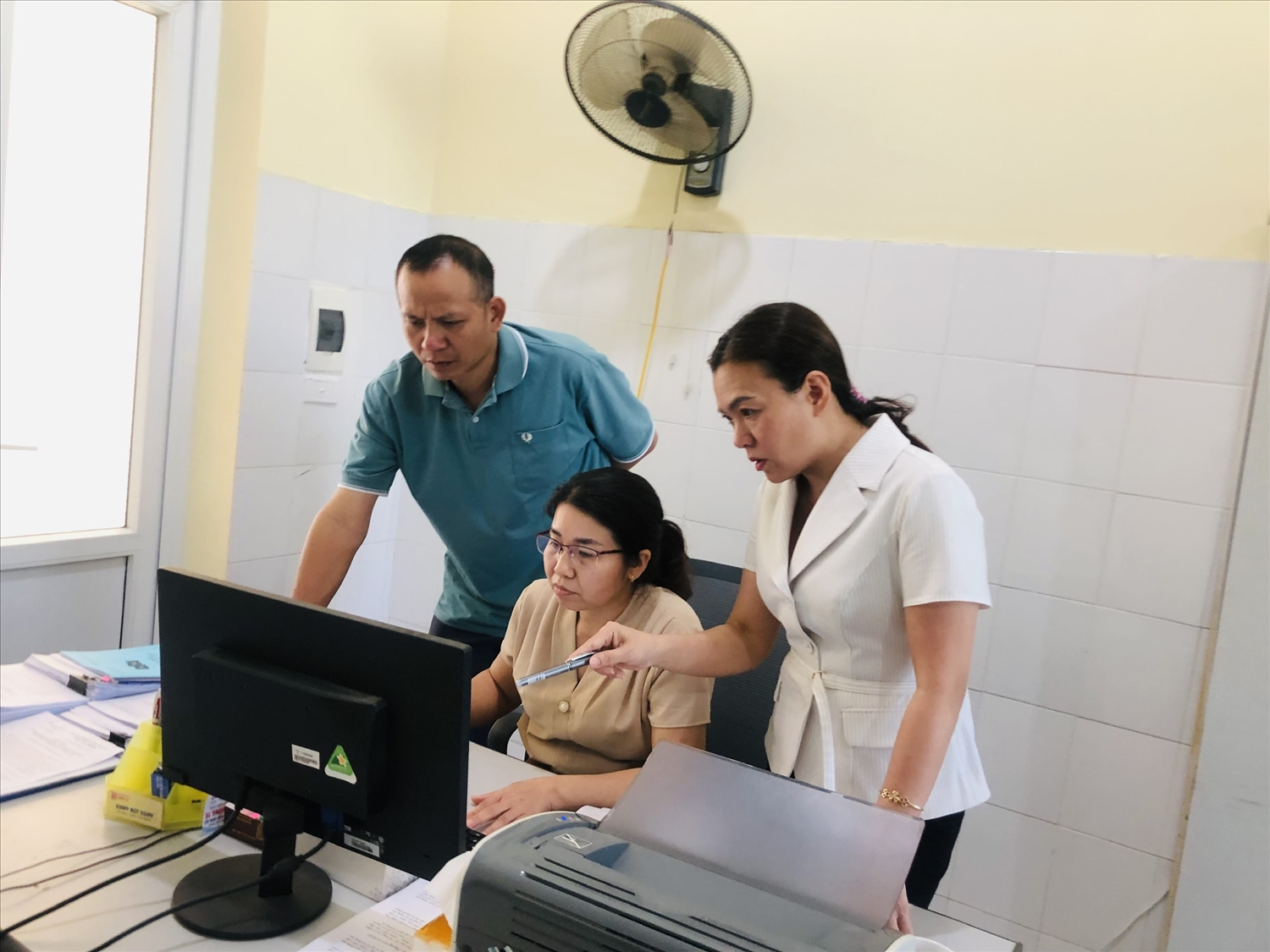 Bác sĩPờ Hồng Vân (người ngoài cùng bên phải, Trưởng phòng Y tế huyện Mường Tè (Lai Châu) đang chỉ đạo công tác y tế tại đơn vị.