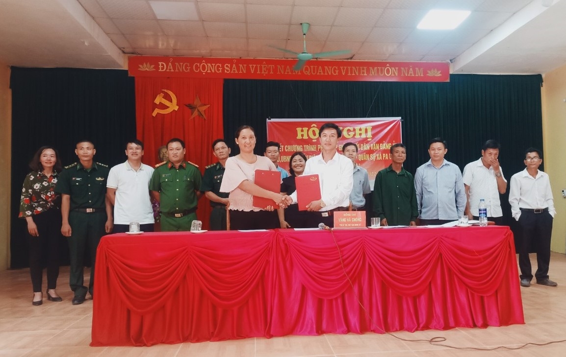 Chị Lò Phù Mé, Chủ tịch UBND xã Pa Vệ Sủ (huyện Mường Tè) thực hiện Lễ ký kết công tác dân vận tại xã Pa Vệ Sủ.