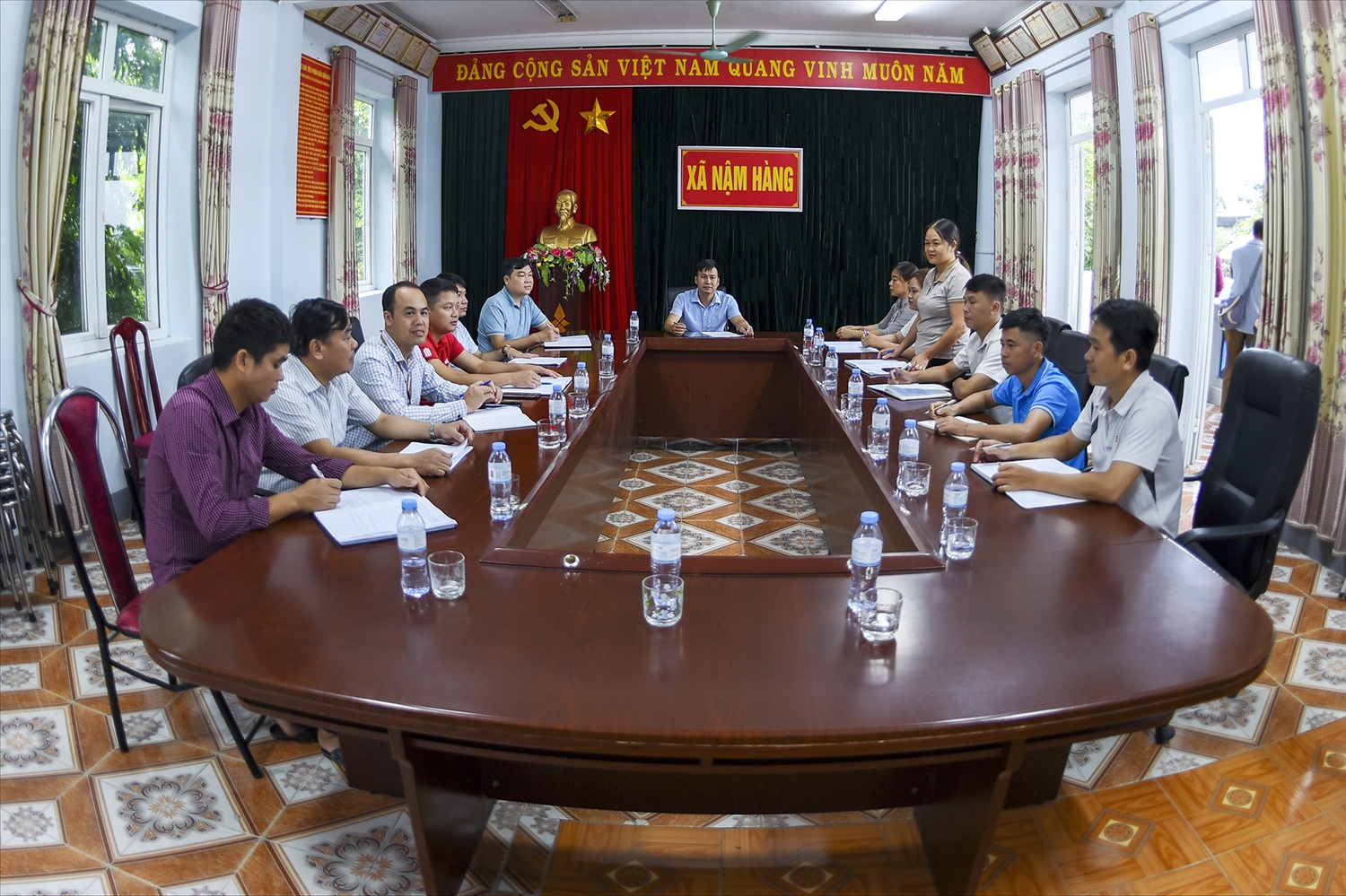 Nữ cán bộ tại xã Nậm Hàng, huyện Nậm Nhùn có những đóng góp ý kiến, đề xuất trong các buổi họp của Đảng bộ, UBND xã Nậm Hàng.