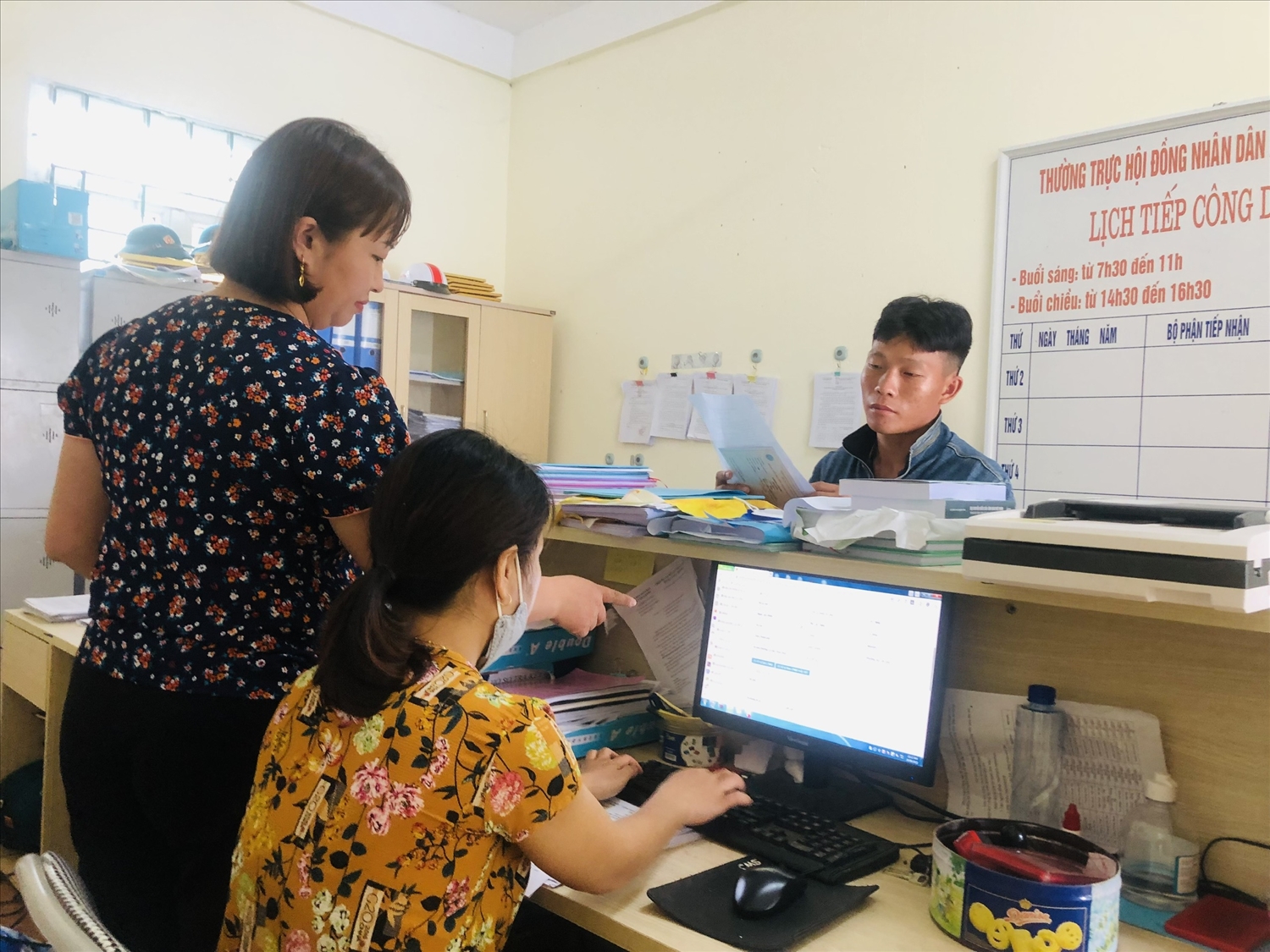  Phó Chủ tịch UBND xã Nậm Hàng, huyện Nậm Nhùn (Lai Châu) Giàng Thị Mỷ hướng dẫn nghiệp vụ tại phòng một cửa để thực hiện nhanh gọn cho người dân.