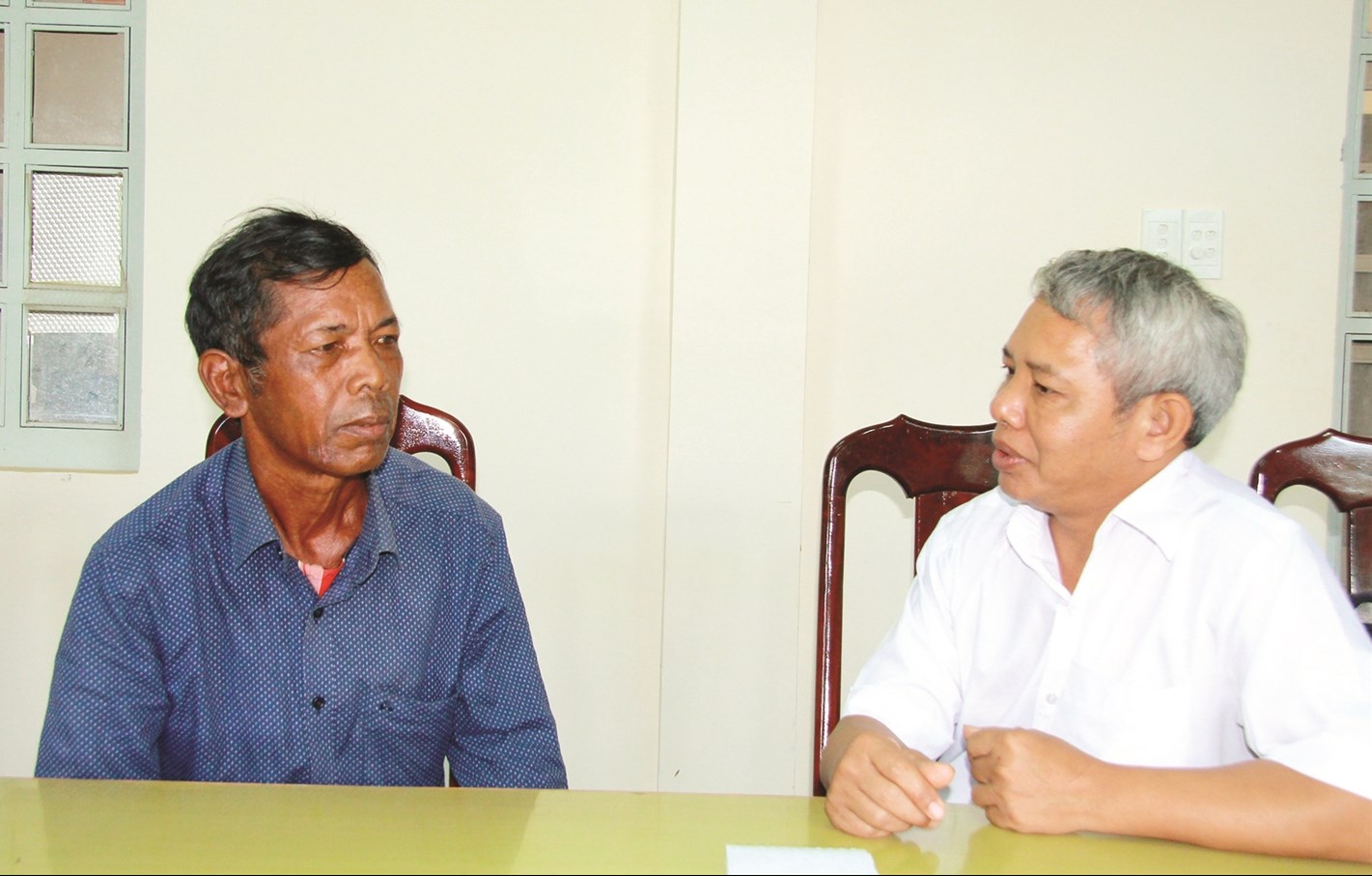Ông Y Bang Liêng Hót (bên trái) chia sẻ về nỗ lực của chính quyền và Nhân dân Đắk Phơi trong kháng chiến cũng như thời bình