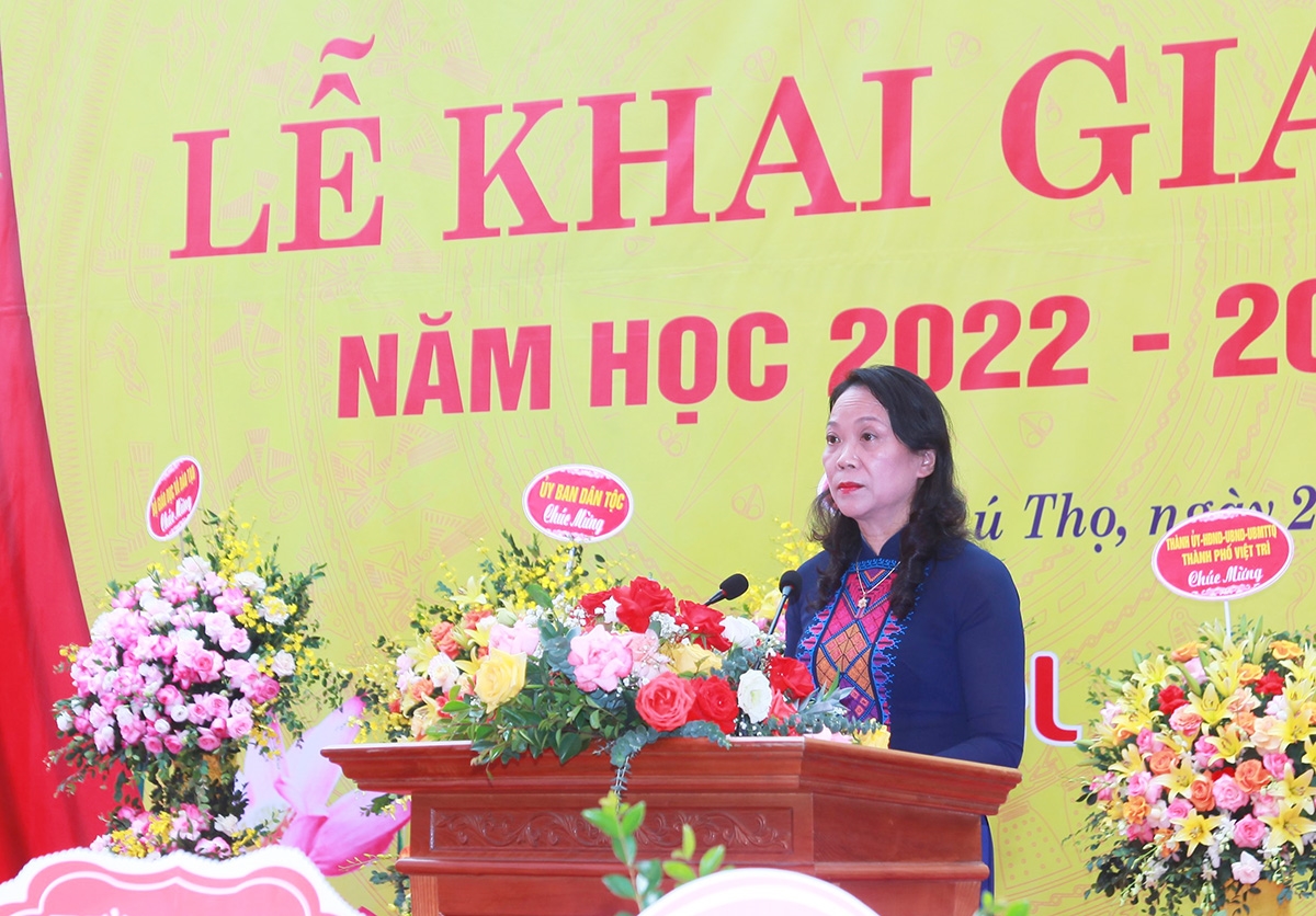 Thứ trưởng, Phó Chủ nhiệm UBDT Hoàng Thị Hạnh phát biểu tại Lễ khai giảng