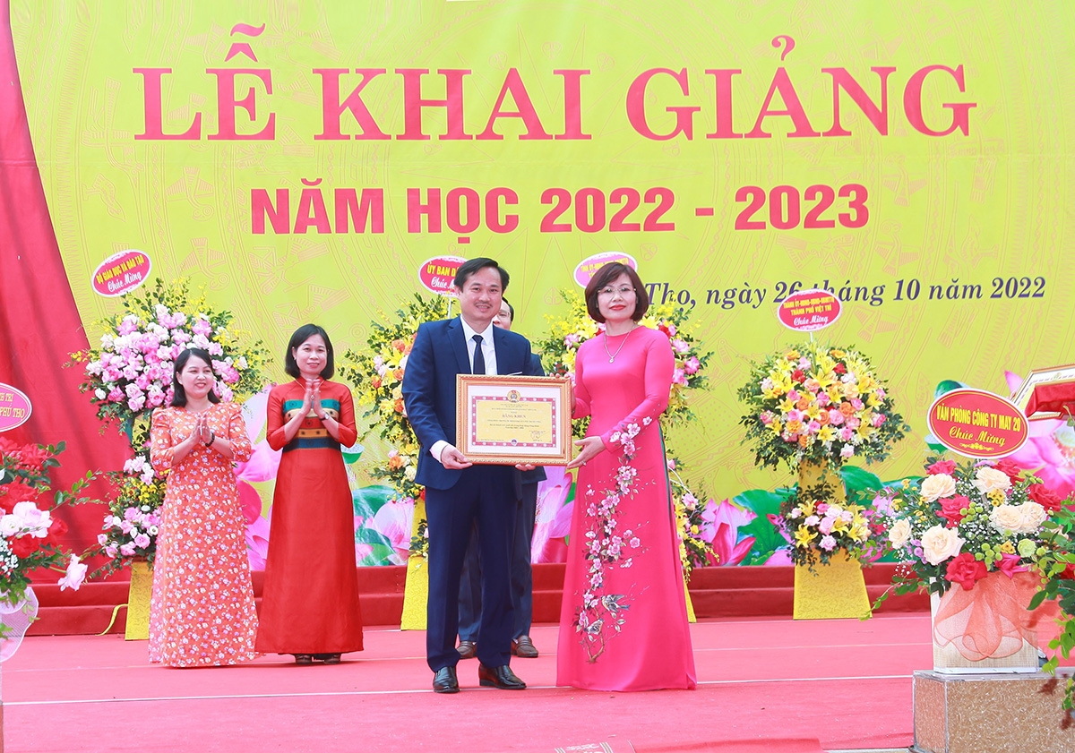 Công đoàn Giáo dục Việt Nam tặng Bằng khen cho Nhà trường