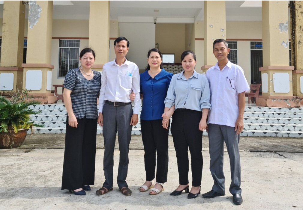 Đoàn công tác chụp ảnh lưu niệm cùng với Lãnh đạo UBND xã Phú Mỹ, huyện GiangThành, tỉnh Kiên Giang