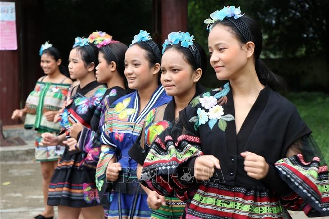 Ra mắt bộ sưu tập áo dài và thời trang Thổ cẩm Tây Nguyên được thiết kế bởi Nhà thiết kế Minh Hạnh. 