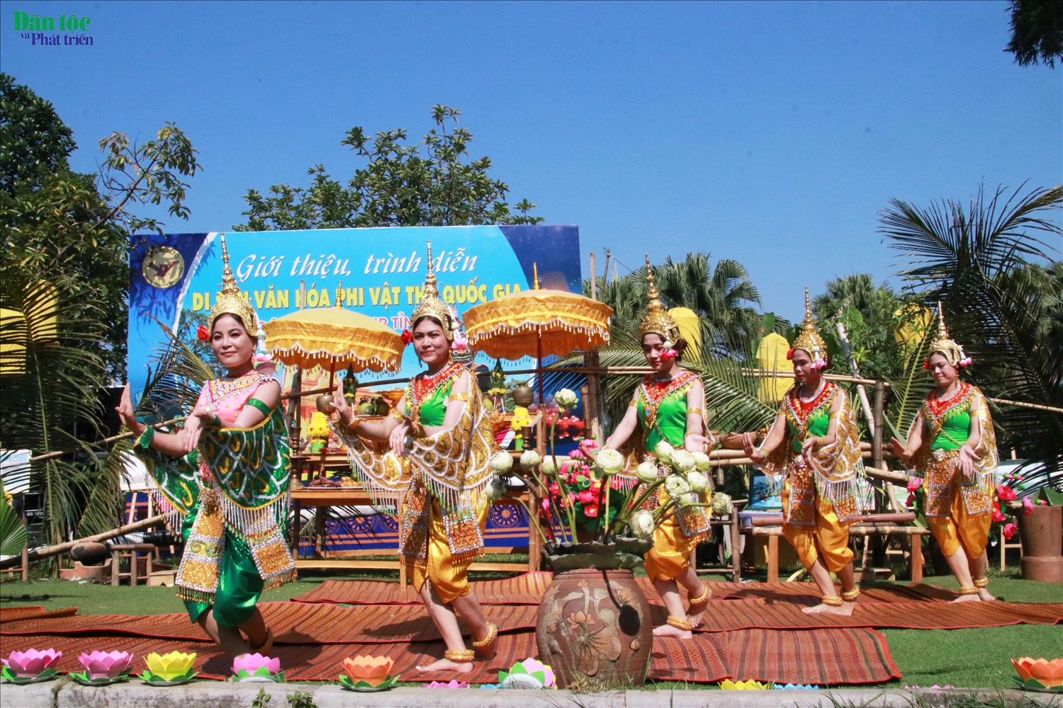 Sau khi hoàn thành các nghi lễ, đồng bào Khmer lại cùng nhau ca hát nhảy múa vui mừng đêm hội
