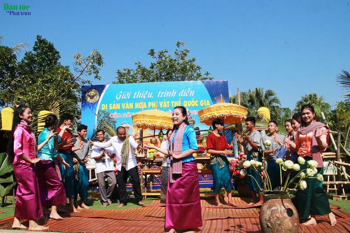 Trong lễ Ok Om Bok lưu giữ nhiều điệu múa cổ truyền và nền âm nhạc truyền thống của người Khmer