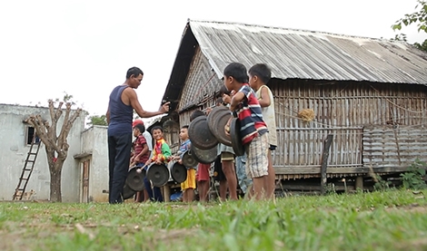 Nghệ nhân Đinh Jrang dạy đánh chiêng cho thiếu nhi trong làng