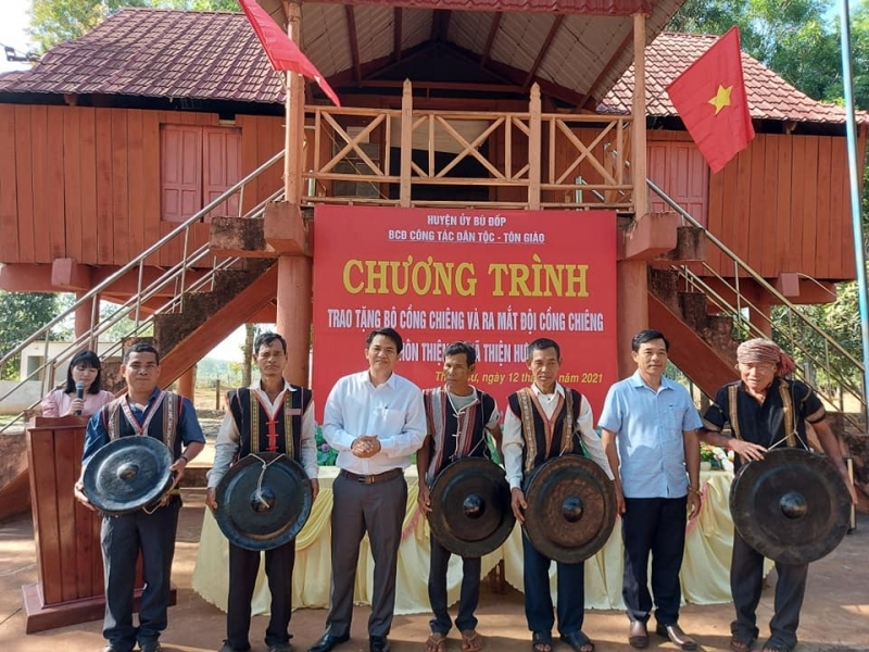 Ban Chỉ đạo công tác Dân tộc - Tôn giáo huyện Bù Đốp đã trao bộ cồng chiêng tặng đồng bào dân tộc thiểu số Xtiêng tại thôn Thiện Cư, xã Thiện Hưng