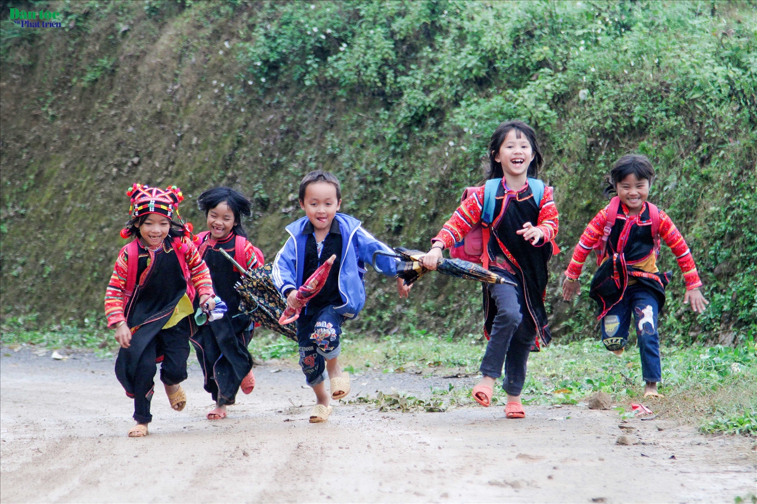 Niềm vui đến trường của trẻ em dân tộc La Hủ huyện Mường Tè