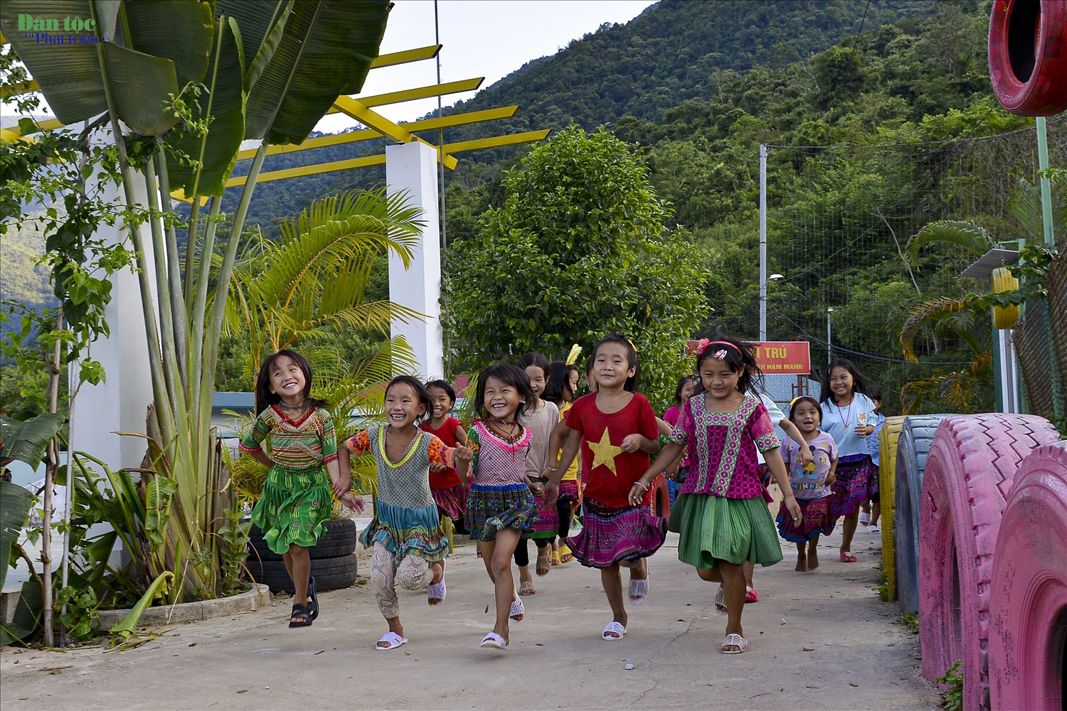 Những bước chân vui đến trường của trẻ em dân tộc Mông huyện Nậm Nhùn (Lai Châu)