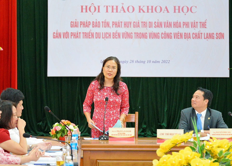 PGs.Ts. Phạm Lan Oanh - Phó Viện Trưởng Viện Văn hóa Nghệ thuật quốc gia Việt Nam phát biểu tại Hội thảo