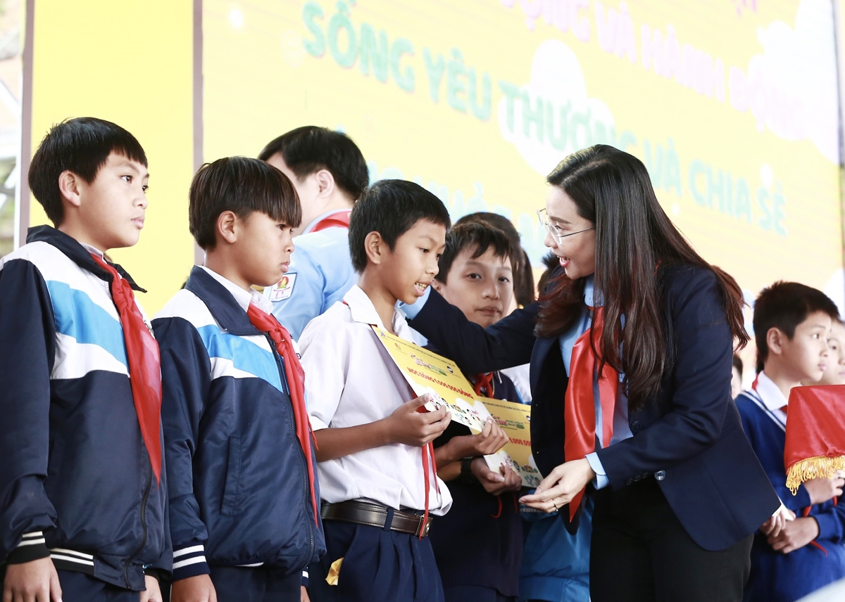 Chị Nguyễn Phạm Duy Trang - Bí thư Trung ương Đoàn, Chủ tịch Hội đồng Đội Trung ương trao quà cho các em học sinh tham dự Ngày hội