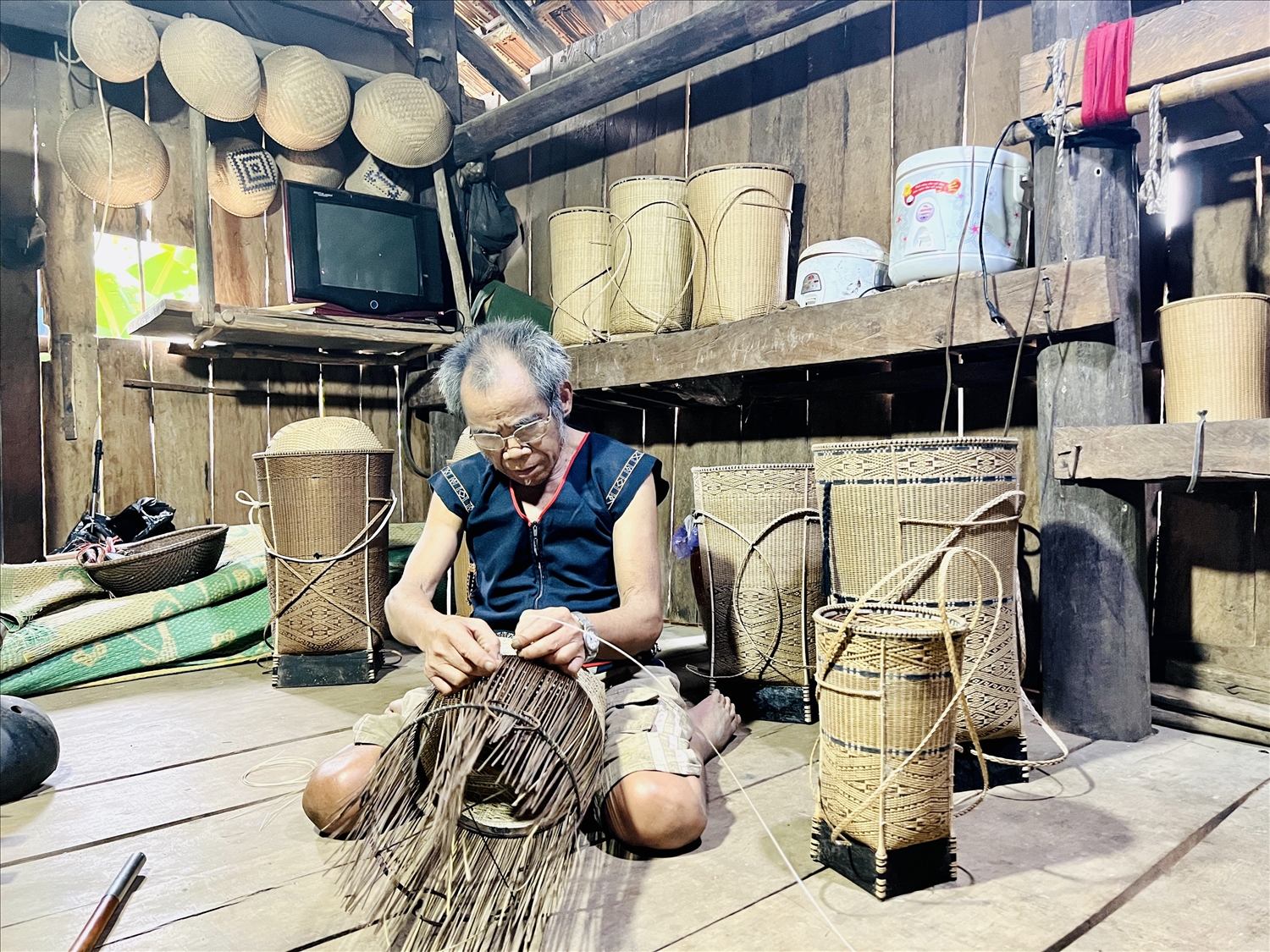 Nghệ nhân Đinh Bi là một trong những người đan lát giỏi nhất nhì làng Kgiang