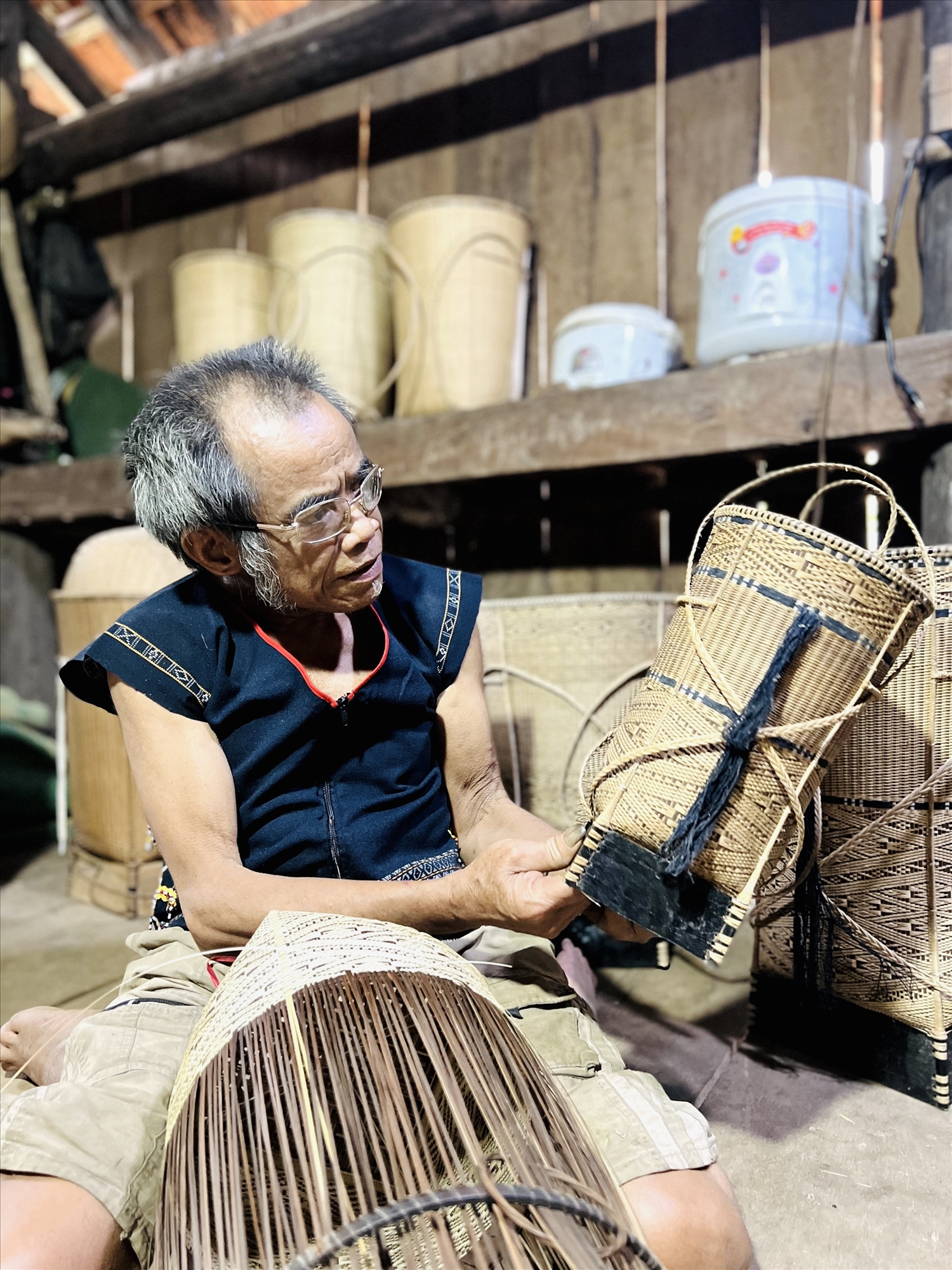 Nhờ có nghề đan lát truyền thống, nghệ nhân Đinh Bi có thêm thu nhập 