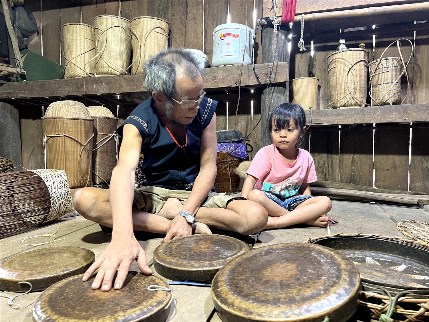 Ngoài tài đan lát, nghệ nhân Đinh Bi còn là bậc thầy đánh chiêng ở làng Kgiang