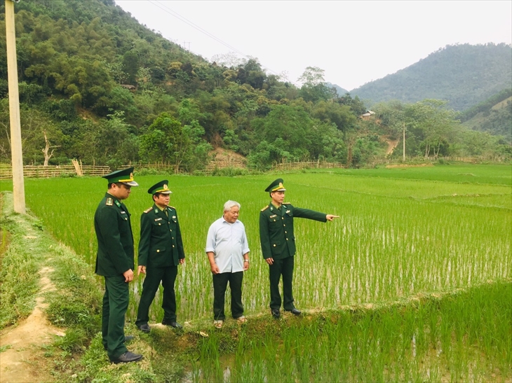 Già làng Lô Xuân Tiến (thứ 2 từ phải sang), ở bản Liên Hương, xã Tam Quang, huyện Tương Dương luôn sát cánh cùng BĐBP chăm lo sự phát triển của bản làng vùng cao biên giới