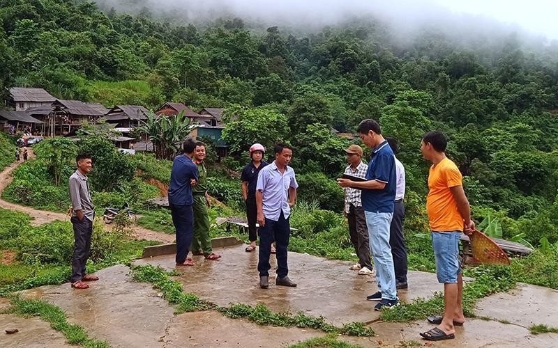 Cán bộ xã Bảo Nam, huyện Kỳ Sơn cùng đảng viên Chi bộ bản Nam Tiến 2 thăm hỏi người dân và kiểm tra tình hình lún sụt tại thực địa