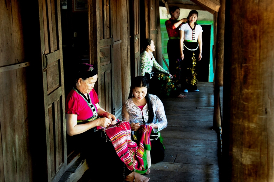 Trang phục truyền thống của phụ nữ Mường (xã Sa Loong, huyện Ngọc Hồi)
