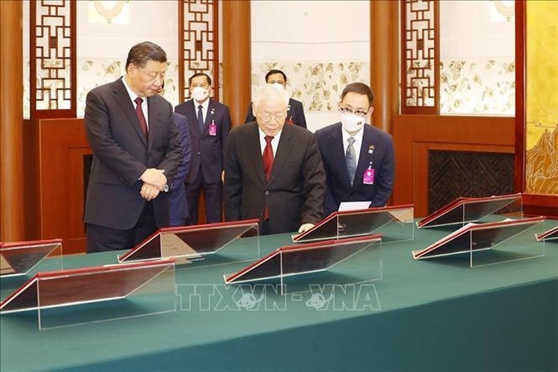 Tổng Bí thư Nguyễn Phú Trọng cùng Tổng Bí thư, Chủ tịch Trung Quốc Tập Cận Bình chứng kiến các văn kiện đã được các bộ, ngành, địa phương hai nước ký kết. (Ảnh: Trí Dũng – TTXVN)