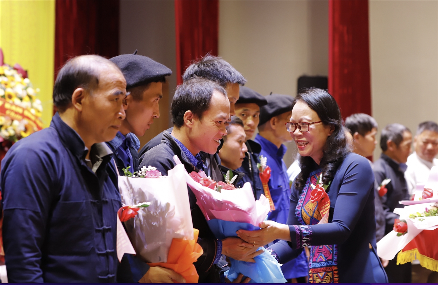 Thứ trưởng, Phó Chủ nhiệm Ủy ban Dân tộc Hoàng Thị Hạnh trao quà cho 200 đại biểu Người có uy tín dự Hội nghị
