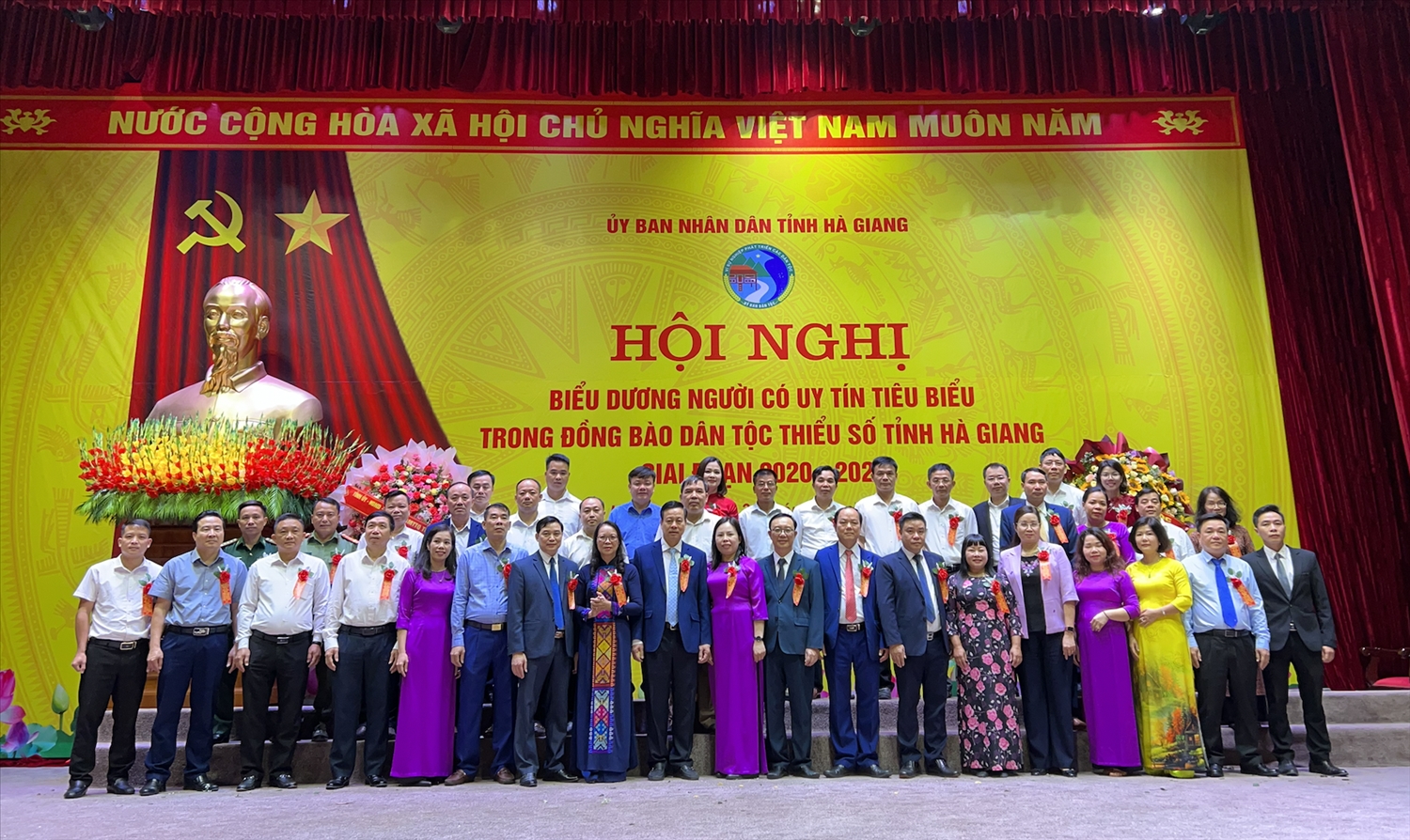 Đại biểu đại diện các đơn vị thuộc các huyện, thị trên địa bàn tỉnh Hà Giang cùng lãnh đạo UBDT chụp ảnh lưu niệm