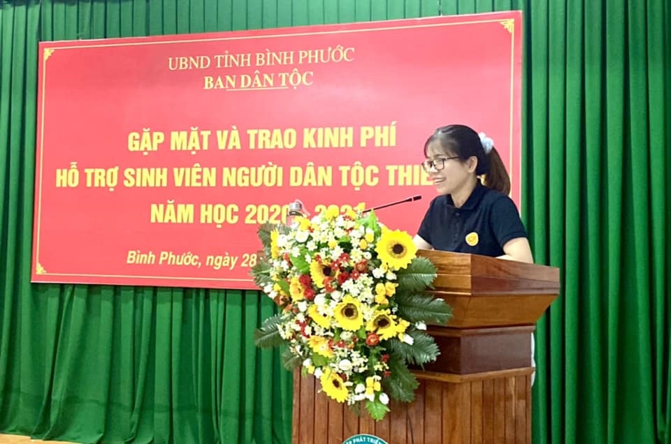 Em Long Thị Hạnh, Sinh viên Trường Đại học Bách khoa TP. Hồ Chí Minh, đại diện các sinh viên DTTS phát biểu tại buổi gặp mặt.