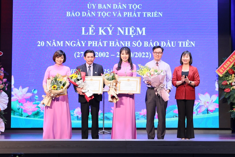 Tập thể Báo Dân tộc và Phát triển cùng 02 cá nhân đón nhận Bằng khen của Chủ tịch UBND Thành phố Hà Nội
