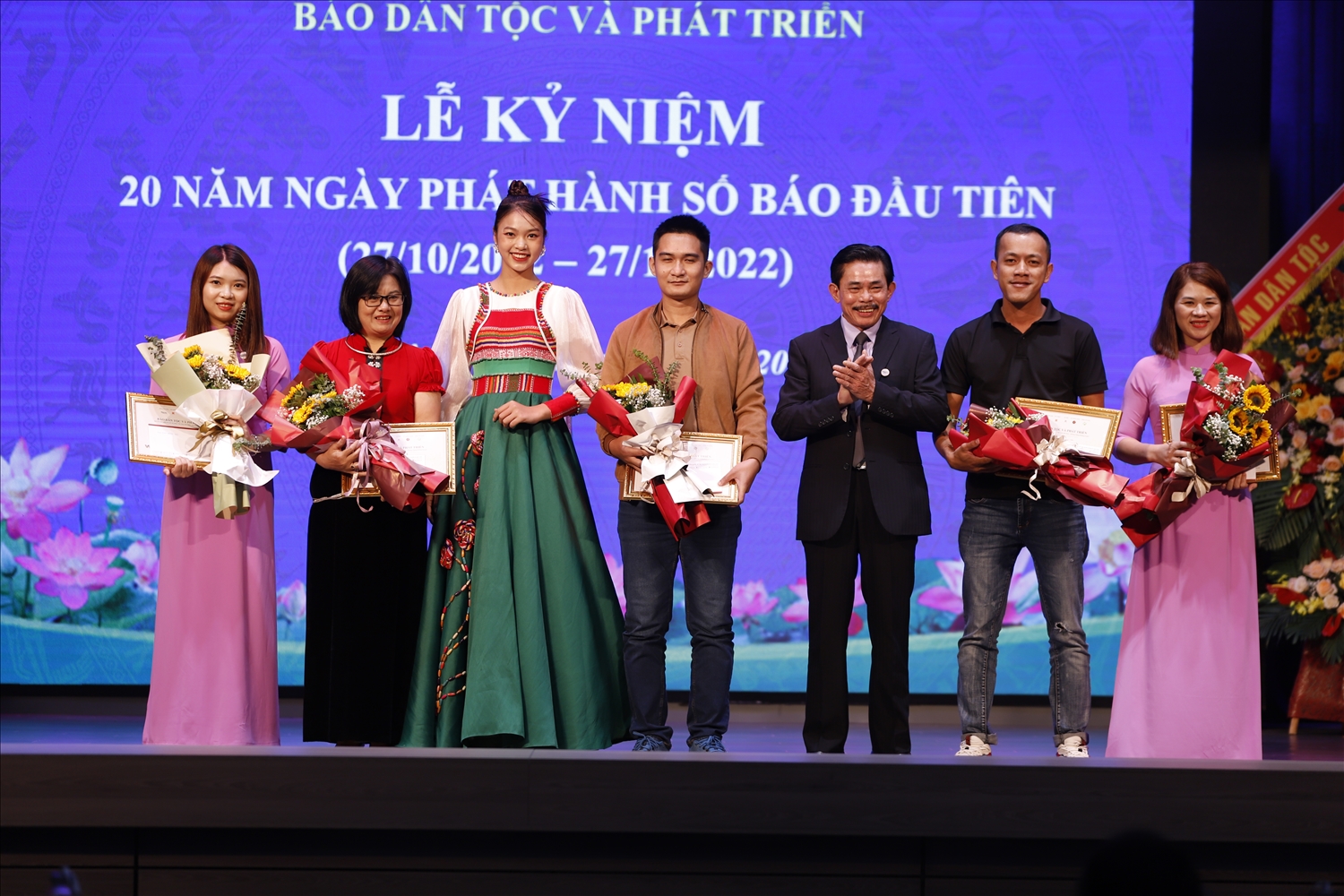 Ban Tổ chức cũng đã công bố và trao giải cho các tác phẩm đạt giải của cuộc thi ảnh và video online “Sắc màu Việt Nam – Những chặng đường ta qua” do Báo Dân tộc và Phát triển tổ chức
