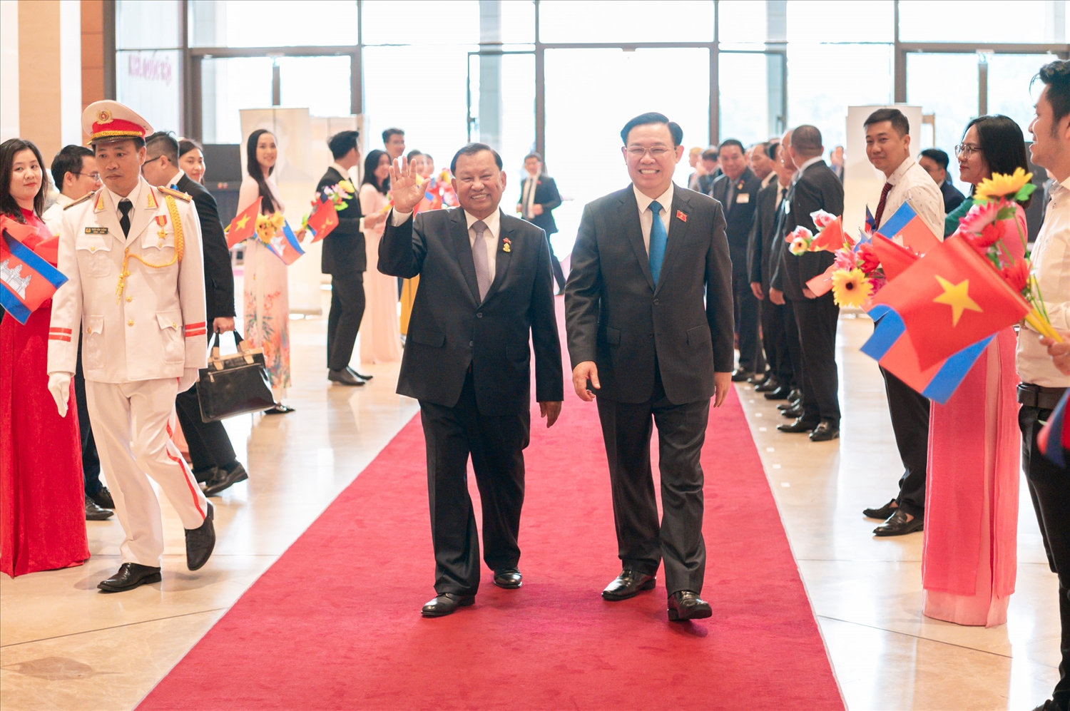 Chủ tịch Quốc hội đón, hội đàm với Chủ tịch Thượng viện Campuchia 1