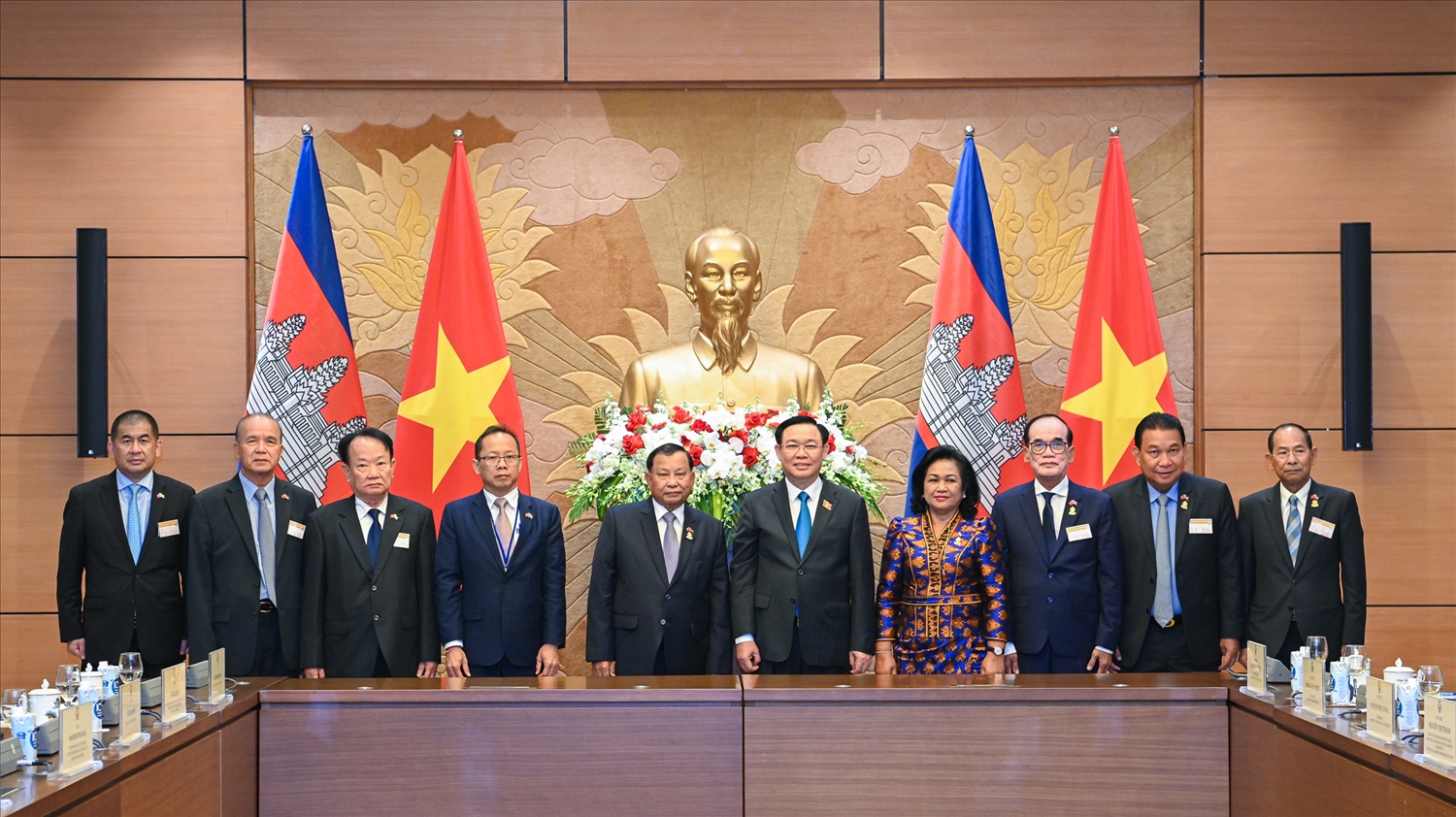 Chủ tịch Quốc hội Vương Đình Huệ cùng Đoàn đại biểu cấp cao Thượng viện Campuchia