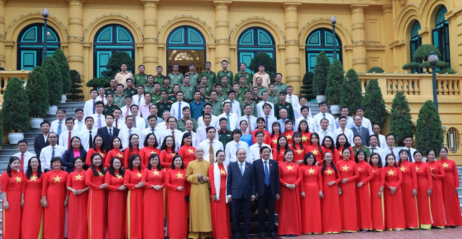 Chủ tịch nước và các đại biểu chụp ảnh lưu niệm tại Phủ Chủ tịch. Ảnh: VPCTN