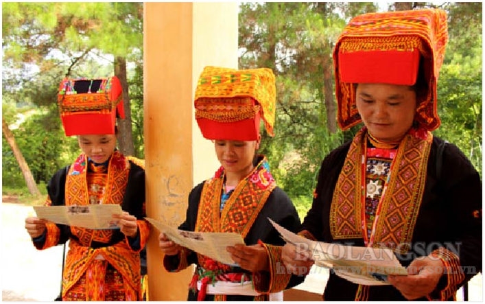 Người dân tộc Dao, xã Mẫu Sơn, huyện Lộc Bình đọc tài liệu tuyên truyền pháp luật