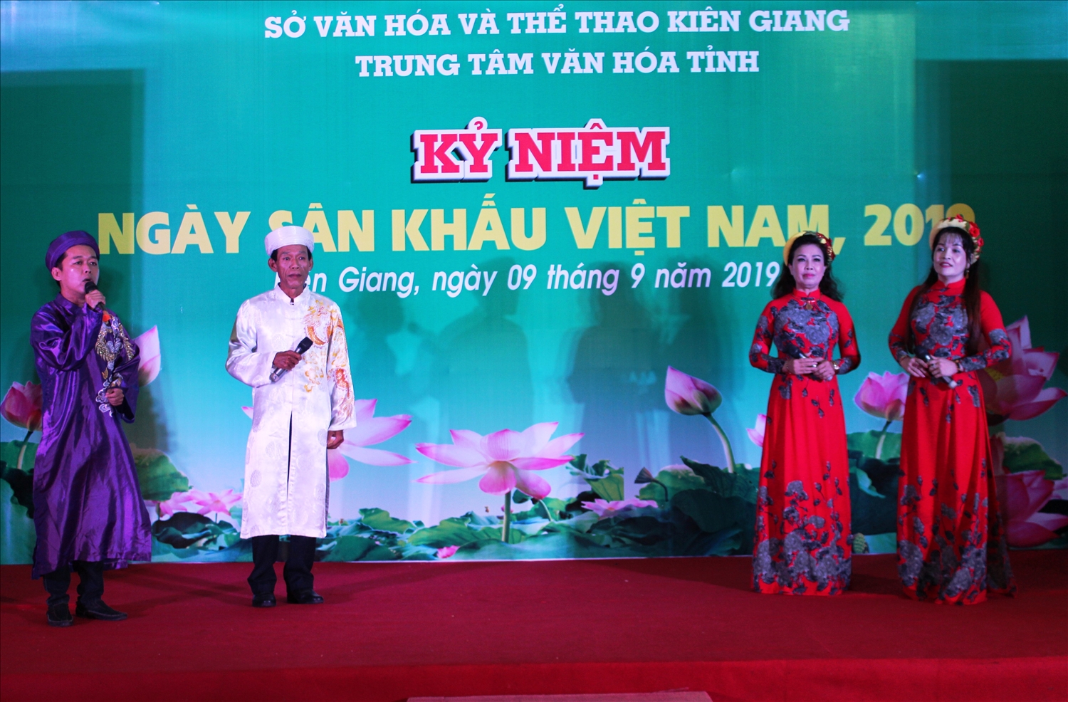 Nghệ nhân Mạc Văn Dũng (áo trắng) tham gia ca tại Lễ kỷ niệm Ngày Sân khấu Việt Nam năm 2019. 