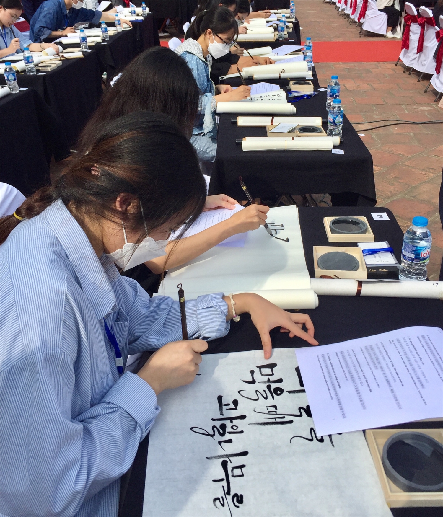 Hơn 100 thí sinh thi tài viết Danh ngôn của Chủ tịch Hồ Chí Minh trên thư pháp Hàn Quốc - Ảnh: VGP/Diệp Anh