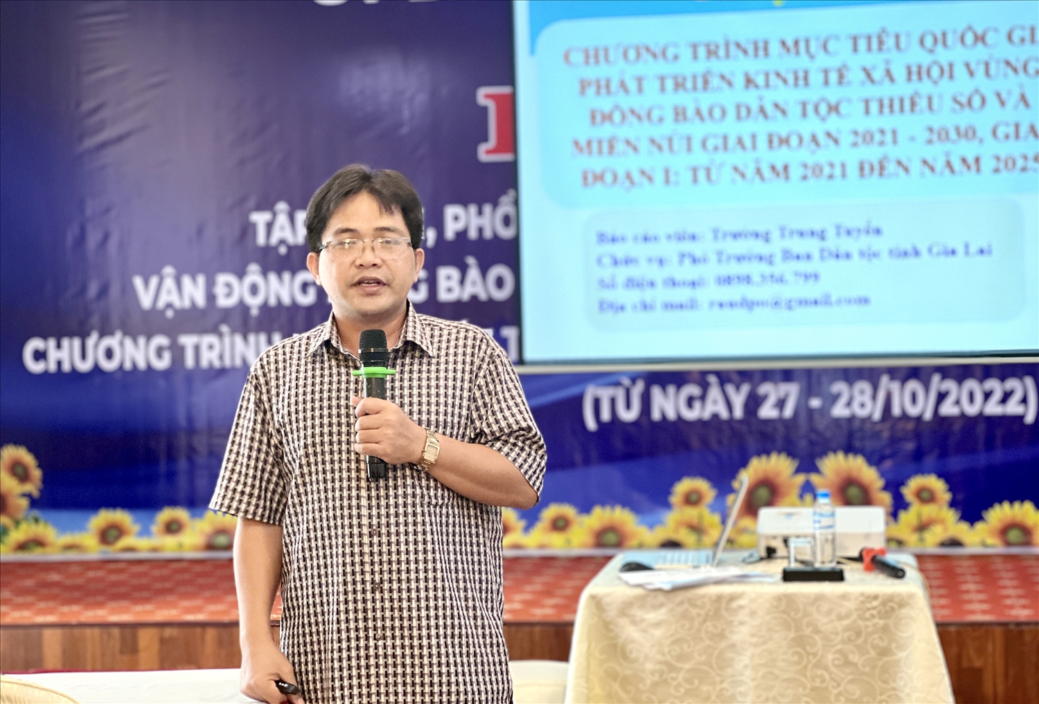 Ông Trường Trung Tuyến - Phó Trưởng Ban Dân tộc tỉnh Gia Lai đang phổ biến nội dung chuyên đề đến các học viên