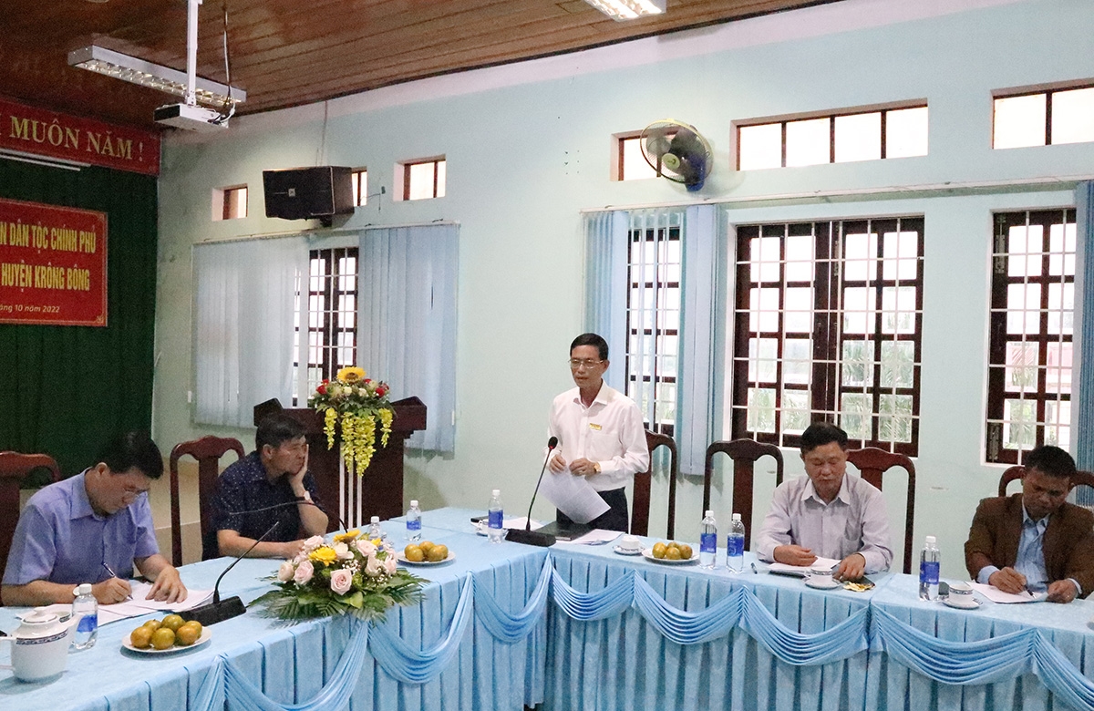 Chủ tịch UBND huyện Krông Bông Lê Văn Long báo cáo tại buổi làm việc