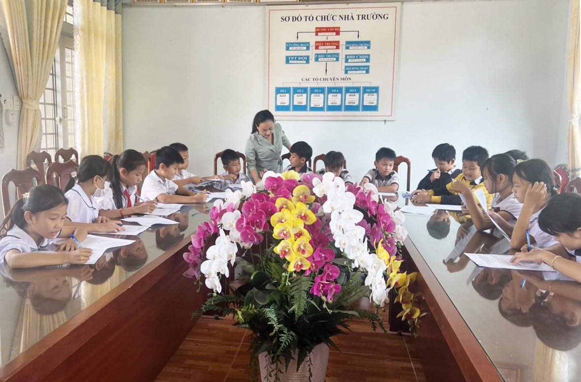 Đoàn công tác hướng dẫn học sinh tại xã Đắk Drong, huyện Cư Jut, tỉnh Đắk Nông điền thông tin vào phiếu điều tra 