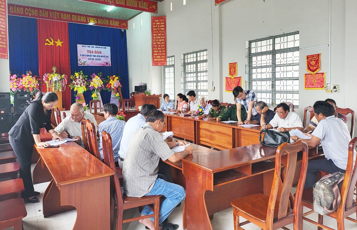 Đoàn công tác hướng dẫn bà con xã Ya Xiêr, huyện Sa Thầy, tỉnh Kon Tum điền thông tin vào phiếu điều tra