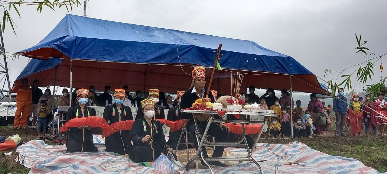 Nghệ nhân Ưu tú Lâm Văn Điện cùng đội Then trình diện trong ngày lễ của huyện Nậm Nhùn