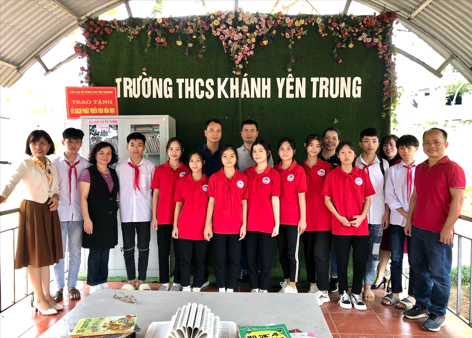 Trao tặng tủ sách cho trường THCS Khánh Yên Trung