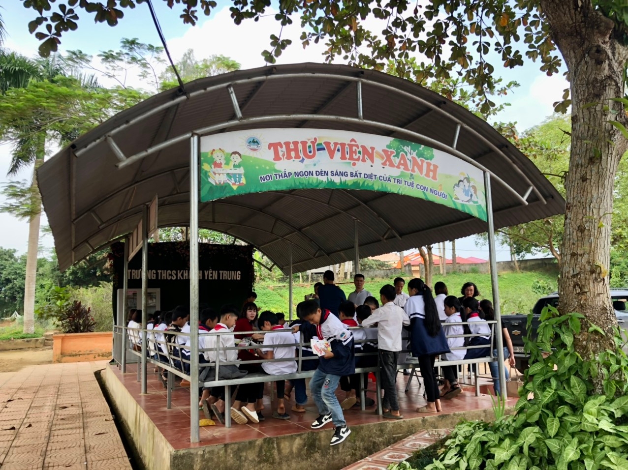 Thư viện xanh, nơi các em học sinh THCS Khánh Yên Trung đọc sách hàng ngày